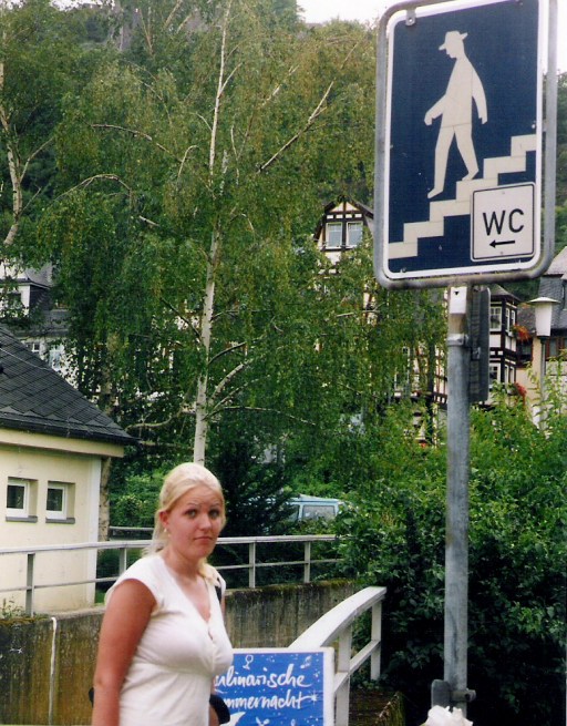 Leslie at a sketchy WC